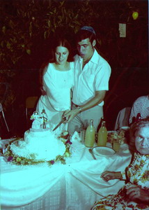 1980_08_07%20Zahava%20Moshe%20Wedding%20cake.jpg